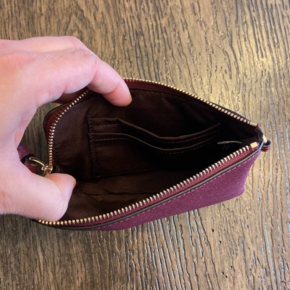 NEW Boxed Corner Zip Wristlet and charms - Picture 7 of 10